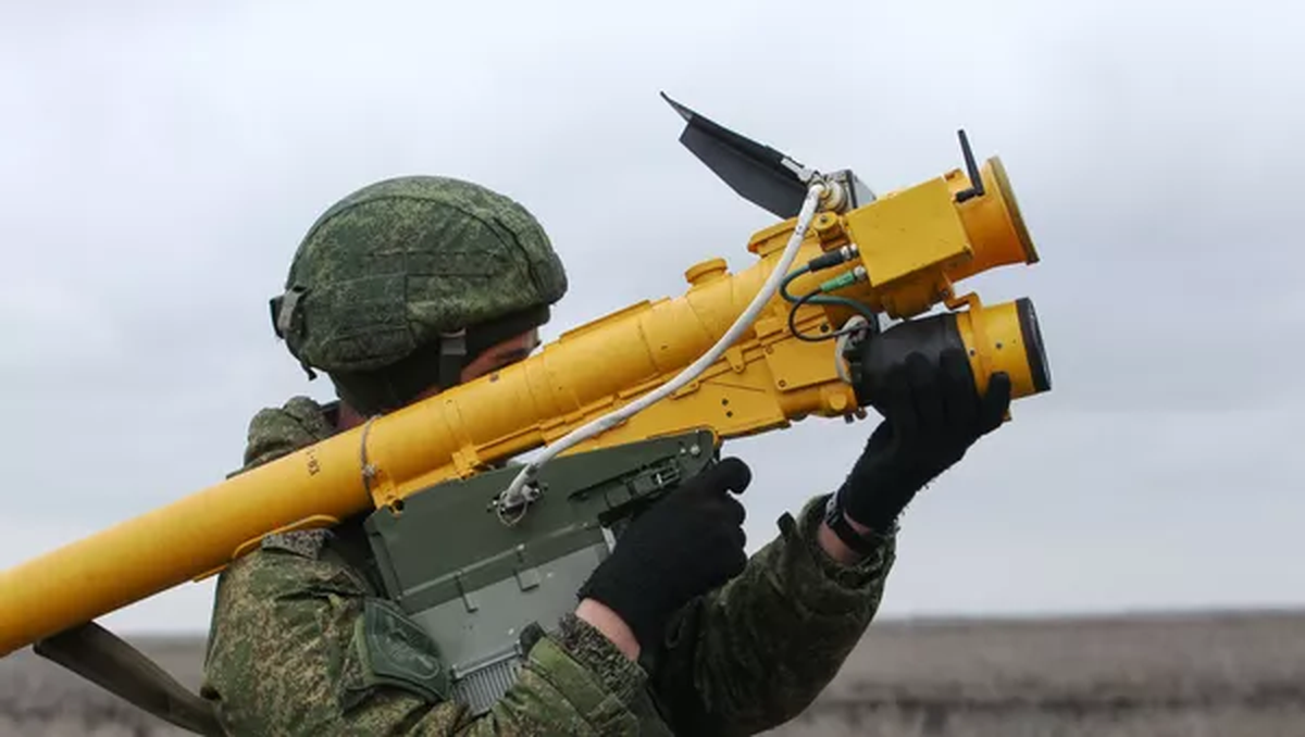 El Verba, el sistema portátil antiaéreo ruso, en manos de Irán, el cual puede derribar aviones y helicópteros a una altitud de 4.500 metros y a distancias de más de seis kilómetros. El Verba, el sistema portátil antiaéreo ruso, en manos de Irán, el cual puede derribar aviones y helicópteros a una altitud de 4.500 metros y a distancias de más de seis kilómetros.