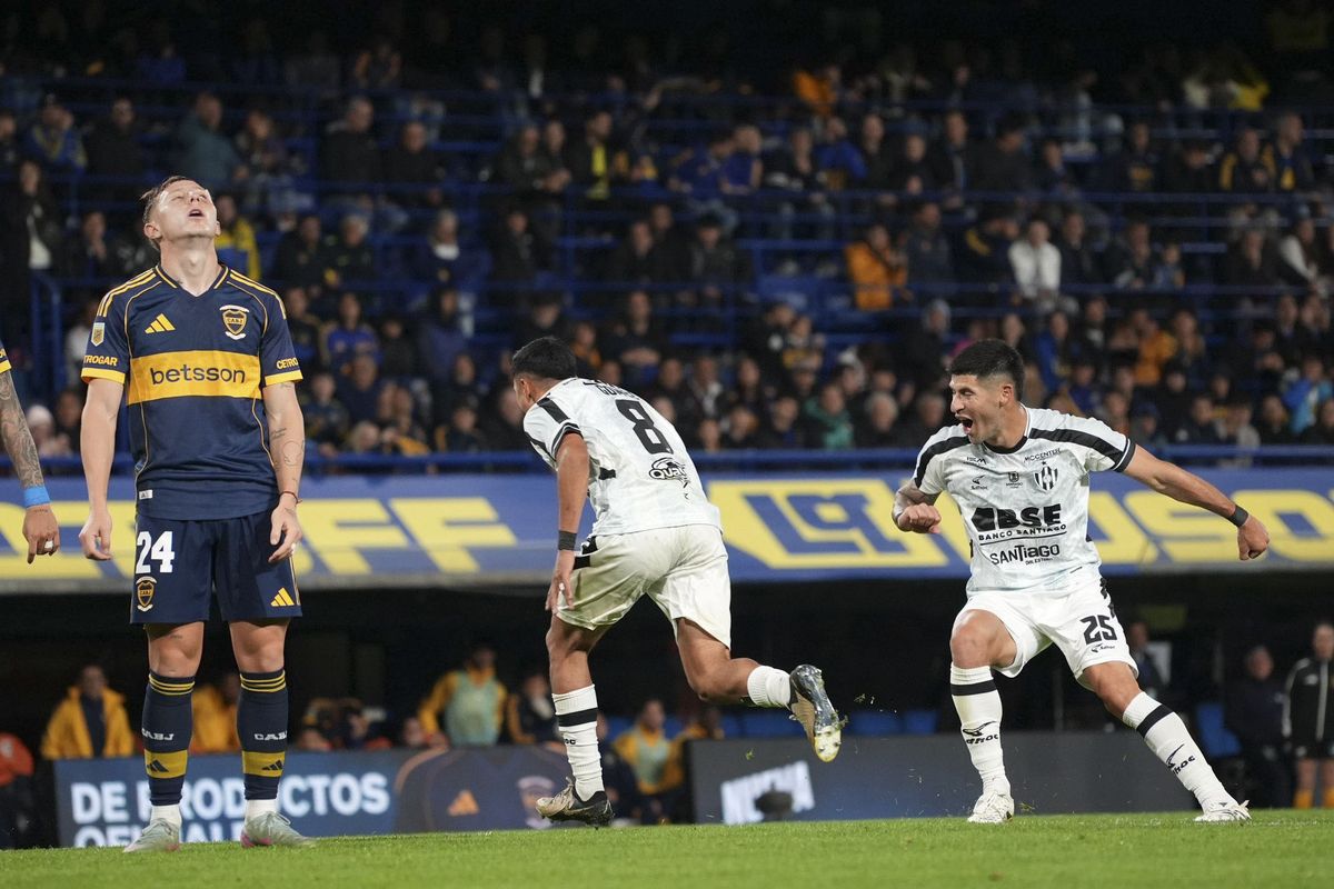 Barinaga, con la 24, se lamenta un gol de Central C&oacute;rdoba ante Boca
