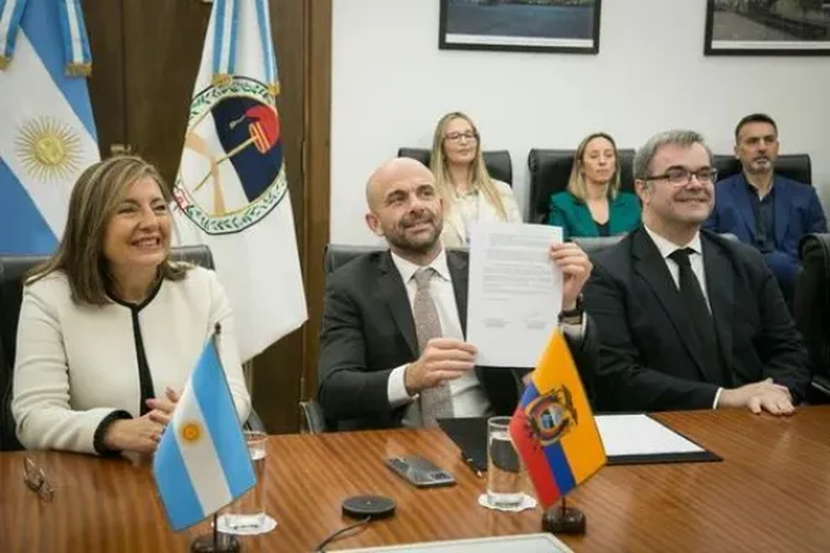 Argentina firmó un acuerdo con Ecuador para implementar la política de cielos abiertos. Argentina firmó un acuerdo con Ecuador para implementar la política de cielos abiertos.