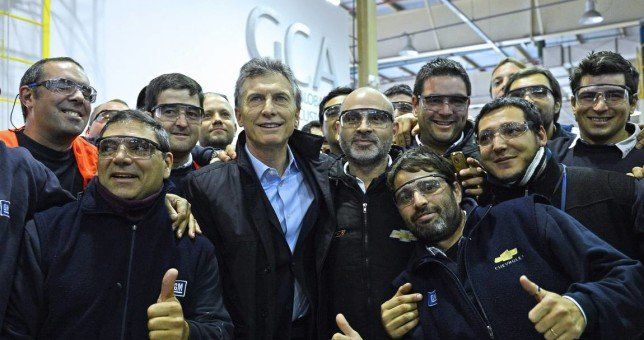 A Mauricio Macri le interesa fotografiarse con trabajadores pero en instancias decisivas ejecuta acciones contrarias a los intereses de ellos.