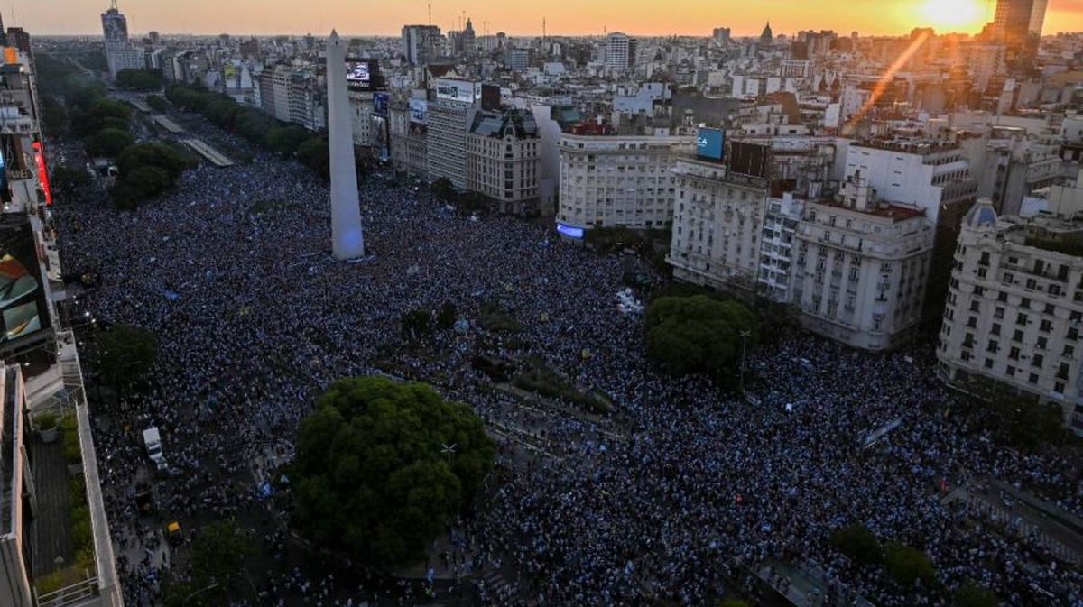 Así festejaron los hinchas cuando Argentina pasó a la final del mundial de fútbol.