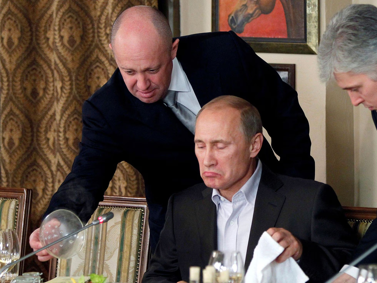  Como el líder Yevgueni Prigozhin es amigo de Putin descarga su furia contra el Ministerio de Defensa.