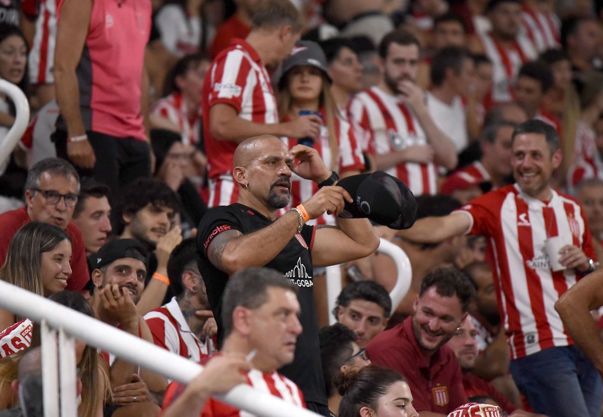 Verón, suspendido por la AFA para ejercer su cargo durante 6 meses, lo vio desde la tribuna Verón, suspendido por la AFA para ejercer su cargo durante 6 meses, lo vio desde la tribuna