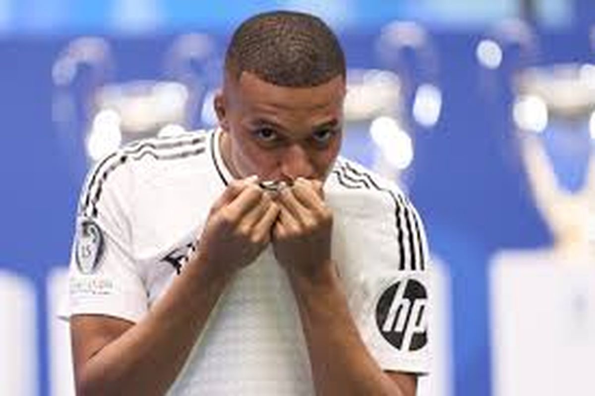 Mbappé con su nueva camiseta del Real Madrid. Mbappé con su nueva camiseta del Real Madrid.