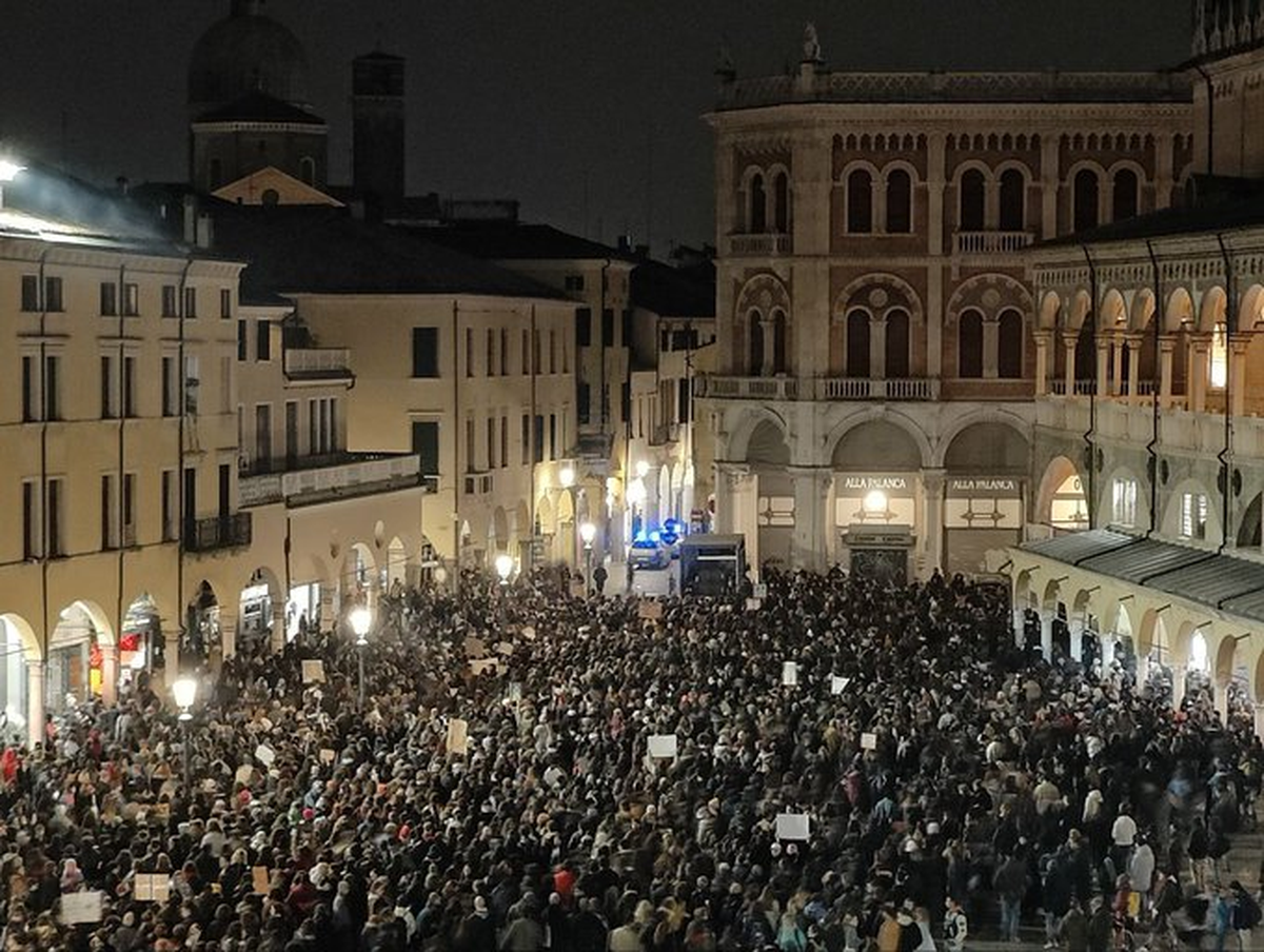 Non Una Di Meno (Ni Una Menos), protestas en Italia por el femicidio de Giulia y los 53 de este año. Non Una Di Meno (Ni Una Menos), protestas en Italia por el femicidio de Giulia y los 53 de este año.