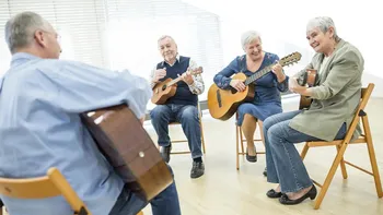 ¿Un adulto mayor perdió o no el tren si quiere aprender idiomas o a tocar música?