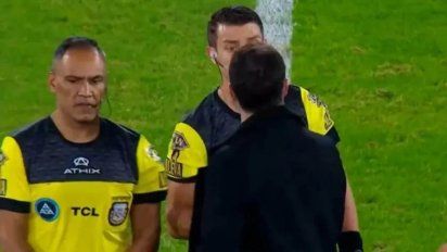 Calentura y polémico apretón de manos del Kily González a Zunino: 