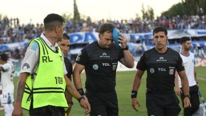 Godoy Cruz-Talleres suspendido: agresión al juez de línea y quita de puntos