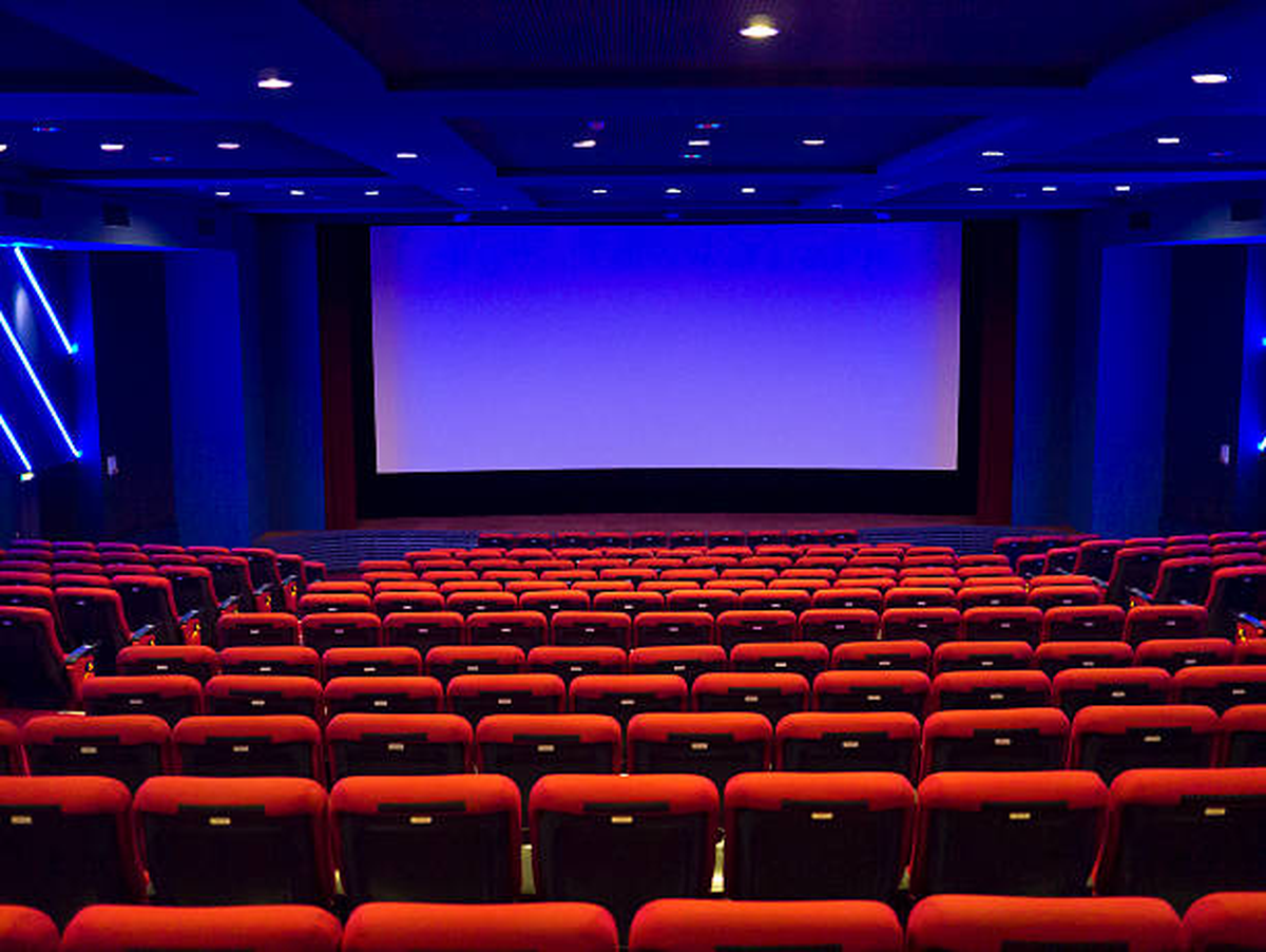 Sala de cine vacía en el mes de enero en Argentina Sala de cine vacía en el mes de enero en Argentina