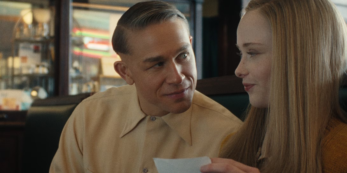 La miniserie muestra la vida de Ed Gein, un hombre perturbado por su madre y la enfermedad mental, adornada con ficción y toques de cine de terror. Charlie Hunnam construyó el personaje con base en la única grabación conocida del asesino. La miniserie muestra la vida de Ed Gein, un hombre perturbado por su madre y la enfermedad mental, adornada con ficción y toques de cine de terror. Charlie Hunnam construyó el personaje con base en la única grabación conocida del asesino.