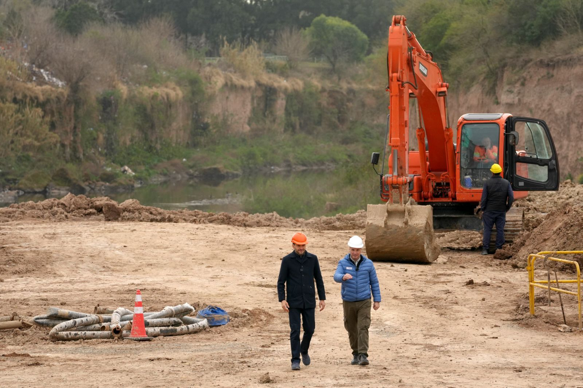 El gobernador santafesino recorrió los trabajos que se ejecutan sobre la cascada del arroyo Saladillo, en el límite entre Rosario y Villa Gobernador Gálvez. El gobernador santafesino recorrió los trabajos que se ejecutan sobre la cascada del arroyo Saladillo, en el límite entre Rosario y Villa Gobernador Gálvez. 