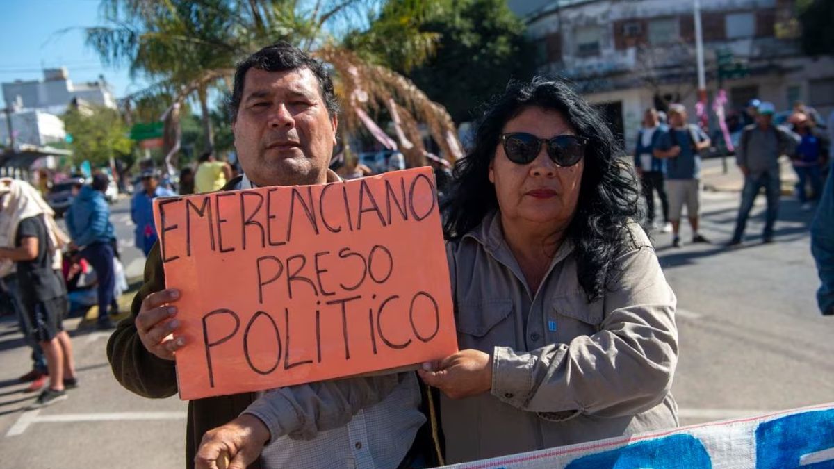 Gente fuera de Tribunales a favor de los Sena. (Foto: Télam - Pablo Caprarulo) Gente fuera de Tribunales a favor de los Sena. (Foto: Télam - Pablo Caprarulo)