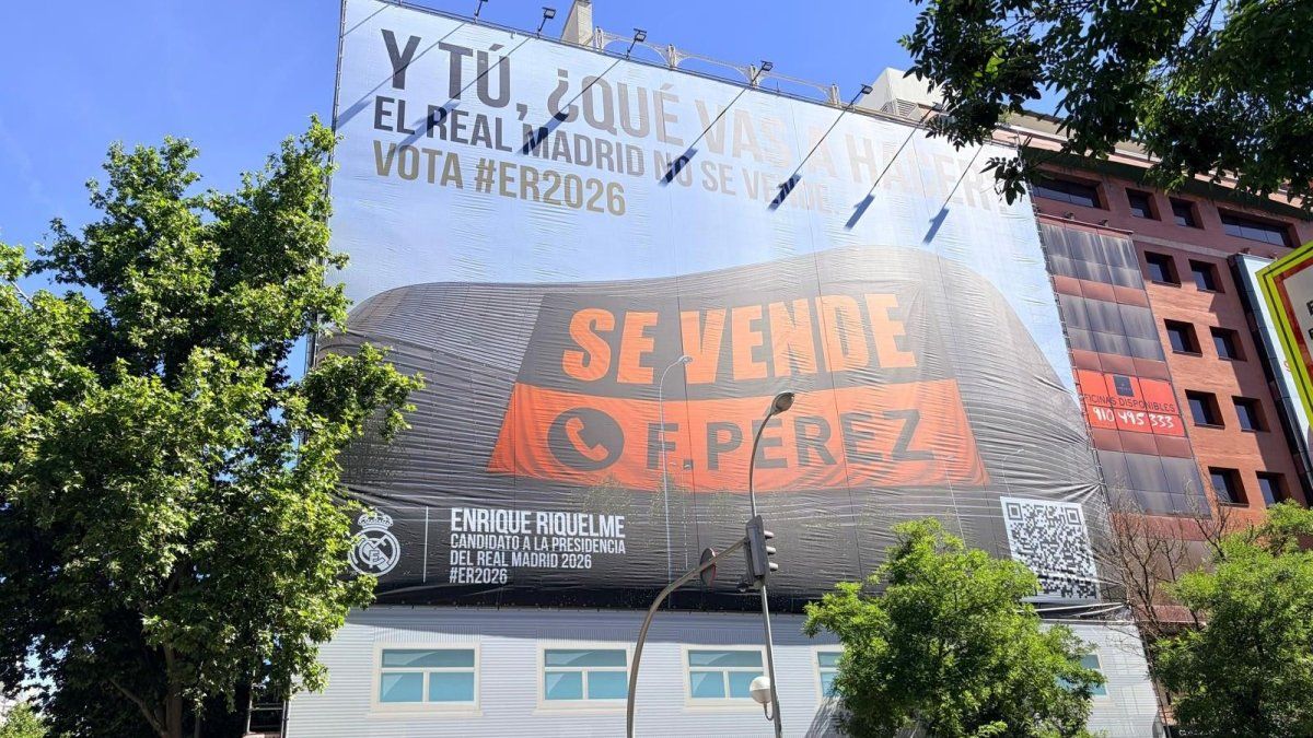 La pancarta impulsada por Enrique Riquelme apareció en la esquina de Diego de León con un mensaje directo contra Florentino Pérez: “El Real Madrid no se vende”. La pancarta impulsada por Enrique Riquelme apareció en la esquina de Diego de León con un mensaje directo contra Florentino Pérez: “El Real Madrid no se vende”.