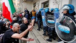 altText(Estalla Italia por el pase sanitario, con neofascistas al frente)}
