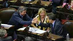 altText(Alberto convocó a extraordinarias para tratar su Ley ómnibus de Solidaridad y Reactivación)}