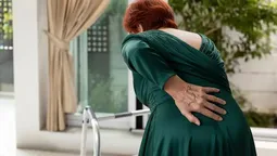 La joroba es una deformación de la columna que va doblando la espalda de las personas que pagan el precio de malas posturas y sobrecarga de pesos emocionales y de responsabilidades. (imagen de Estela creada con IA Grok) La joroba es una deformación de la columna que va doblando la espalda de las personas que pagan el precio de malas posturas y sobrecarga de pesos emocionales y de responsabilidades. (imagen de Estela creada con IA Grok)