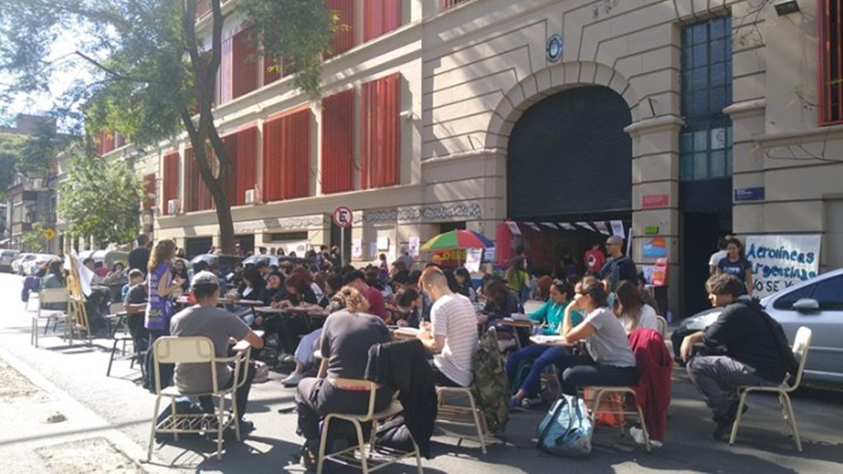 Clases públicas en la Facultad de Filosofía Clases públicas en la Facultad de Filosofía