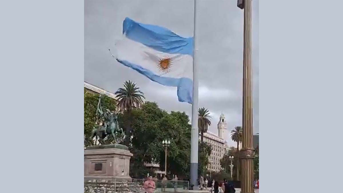 La bandera argentina en Plaza Mayo sin un pedazo fue reportada por varios usuarios en redes sociales (Foto: @jackes_is_back)