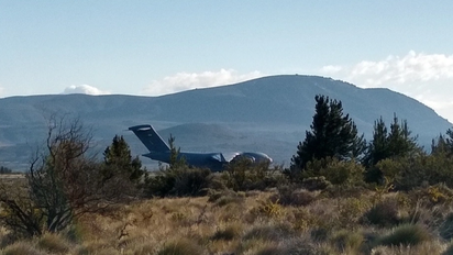 ¿Otro escándalo? Retienen un avión militar de Emiratos Árabes