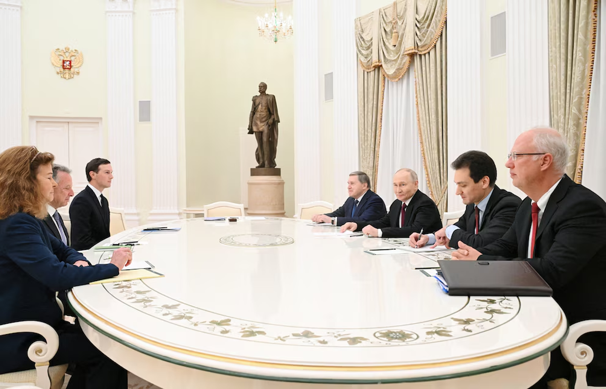 El presidente ruso Vladimir Putin, junto a altos funcionarios, asiste a una reunión con el enviado especial de EE.UU. Steve Witkoff y Jared Kushner en el Kremlin de Moscú. Sputnik/Kristina Kormilitsyna/Pool via REUTERS El presidente ruso Vladimir Putin, junto a altos funcionarios, asiste a una reunión con el enviado especial de EE.UU. Steve Witkoff y Jared Kushner en el Kremlin de Moscú. Sputnik/Kristina Kormilitsyna/Pool via REUTERS