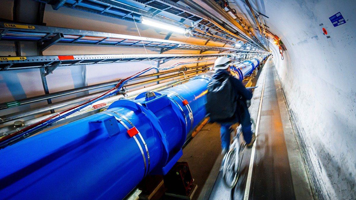 El Gran Colisionador de Hadrones (LHC, por sus siglas en inglés) es el acelerador de partículas más grande y potente del mundo, con 26.659 metros.