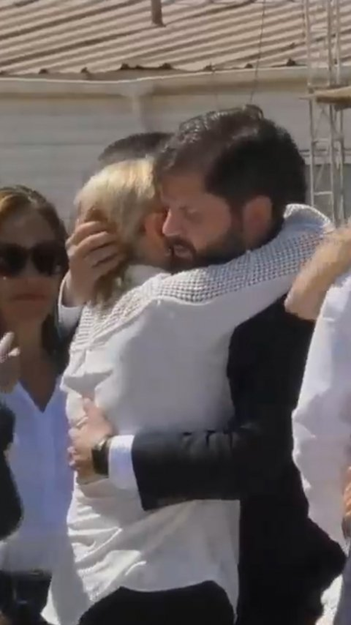 Abrazo sincero entre la viuda de Piñera y Boric