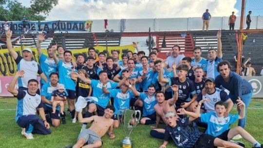 La Liga de Tandil ganó la Copa País, clasificó a la Copa Argentina, y quedó a 6 partidos de la Copa Libertadores. La Liga de Tandil ganó la Copa País, clasificó a la Copa Argentina, y quedó a 6 partidos de la Copa Libertadores.