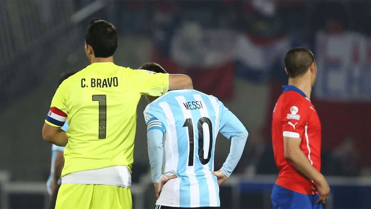 El arquero de la Selección de Chile, Claudio Bravo, anunció este martes (27/08) su retiro de la actividad futbolística y se lo recuerda por hacer llorar a Lionel Messi. El arquero de la Selección de Chile, Claudio Bravo, anunció este martes (27/08) su retiro de la actividad futbolística y se lo recuerda por hacer llorar a Lionel Messi.