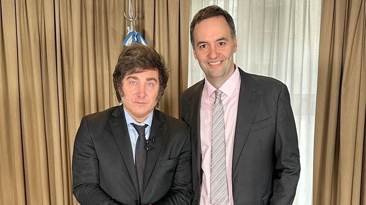 Adorni bajo el ala presidencial de Javier Milei