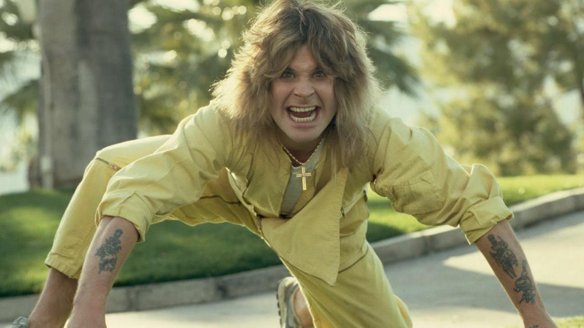 El frontman de Black Sabbath siempre caminó por el filo de la navaja entre el genio musical y la autodestrucción. Sus excesos con el alcohol y las drogas no solo alimentaron su creatividad, sino que también lo llevaron a protagonizar momentos que quedaron grabados para siempre en la memoria colectiva del rock and roll. El frontman de Black Sabbath siempre caminó por el filo de la navaja entre el genio musical y la autodestrucción. Sus excesos con el alcohol y las drogas no solo alimentaron su creatividad, sino que también lo llevaron a protagonizar momentos que quedaron grabados para siempre en la memoria colectiva del rock and roll.