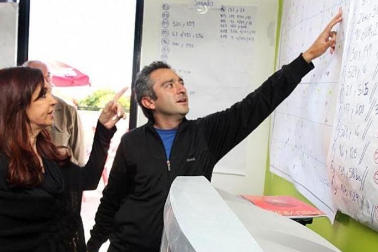 Larroque muy cerca de Cristina en La Plata.