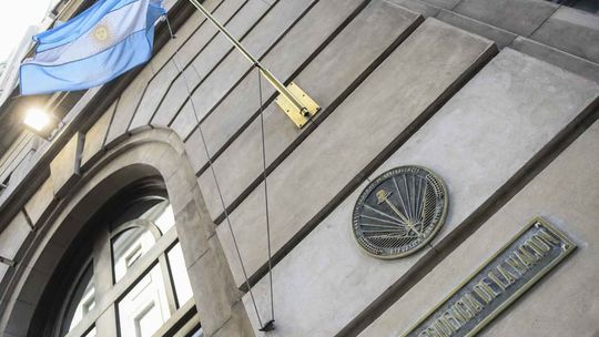 Un decreto de Milei sigue congelando el bono a jubilados y otro le dio a la SIDE unos $26.000 millones Un decreto de Milei sigue congelando el bono a jubilados y otro le dio a la SIDE unos $26.000 millones