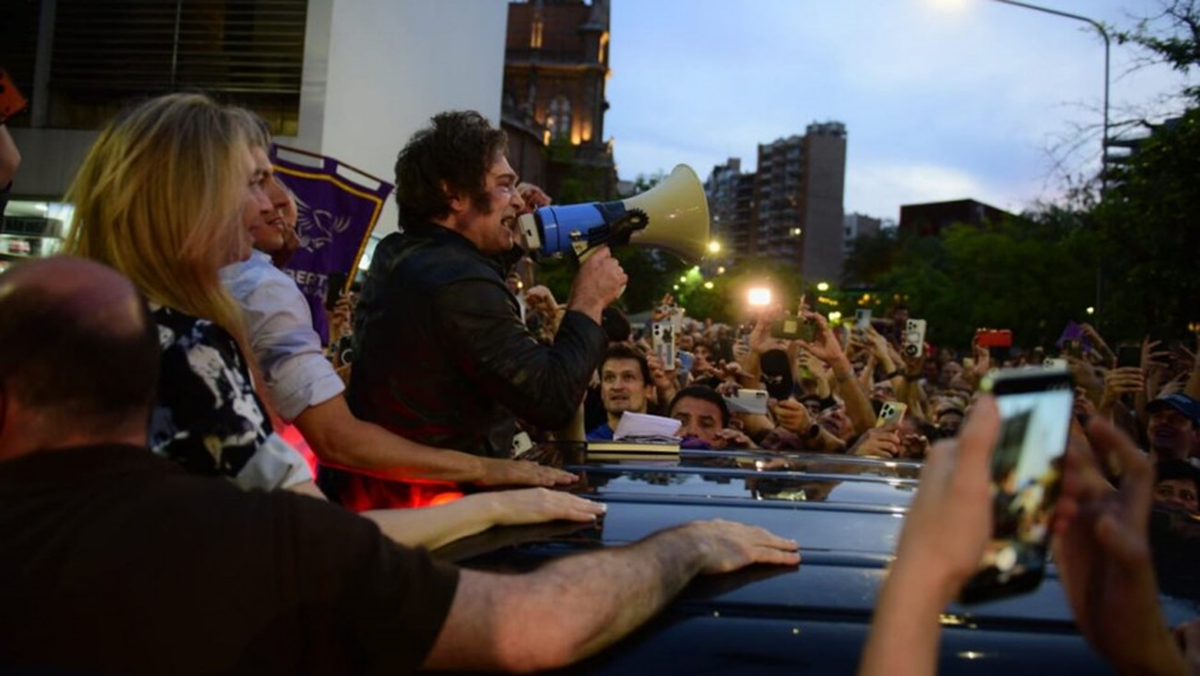 Milei a los gritos, en el cierre de la campaña de Córdoba
