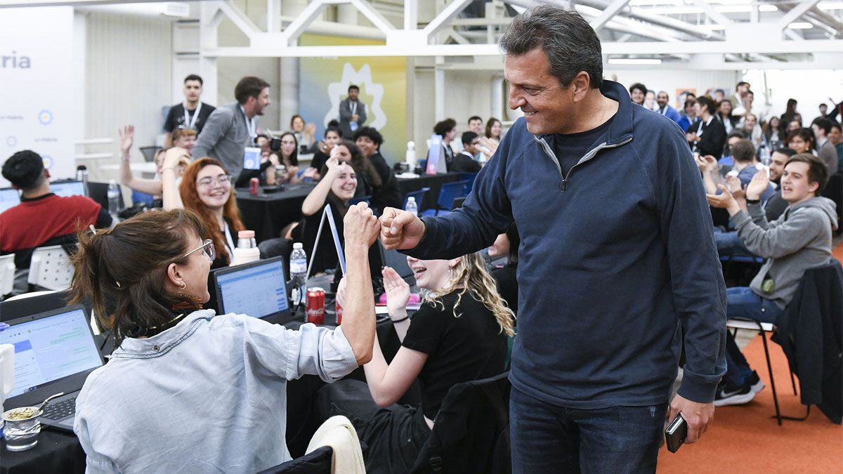 Massa eludió la veda e hizo fotos de campaña en el centro de control electoral de UP. Massa eludió la veda e hizo fotos de campaña en el centro de control electoral de UP.