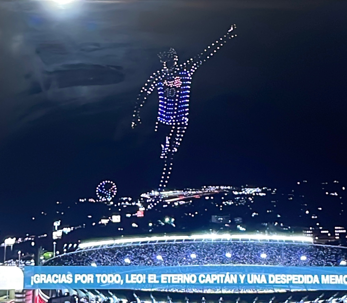 Messi pateando con la derecha en el show de drones. (Foto: Captura de pantalla). Messi pateando con la derecha en el show de drones. (Foto: Captura de pantalla).