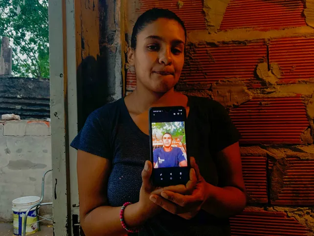 Rosario. Alejandro Román en una foto que Aylen, su compañera, lleva guardada en su celular. Rosario. Alejandro Román en una foto que Aylen, su compañera, lleva guardada en su celular.