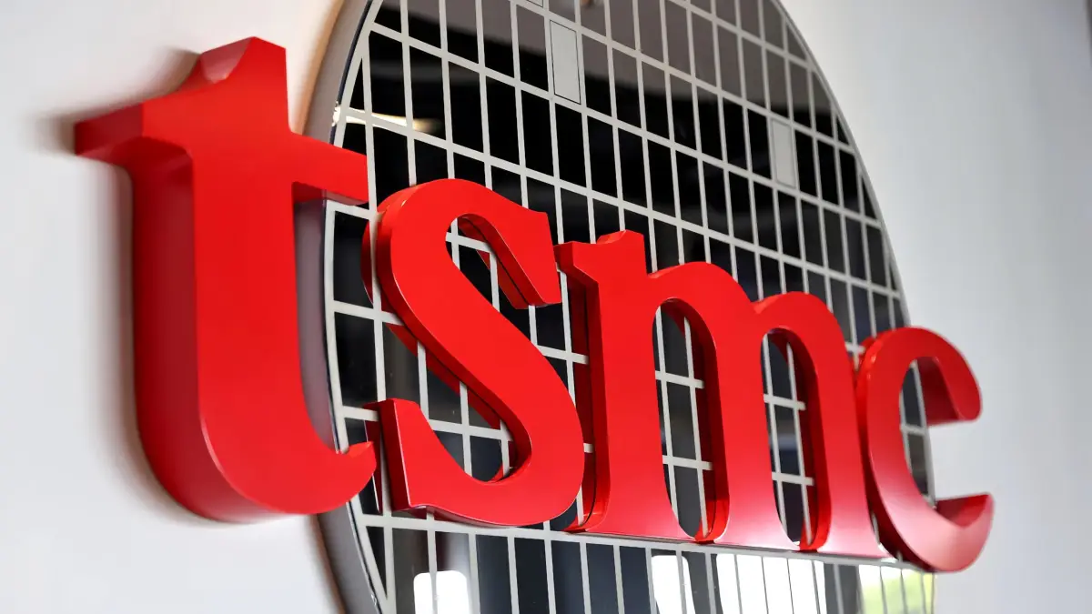 No es la primera vez que TSMC enfrenta acusaciones similares. En diciembre de 2024, la compañía taiwanesa cortó lazos con PowerAIR, una empresa de Singapur señalada como responsable de entregar a Huawei chips fabricados por TSMC que terminaron en la tarjeta para IA Ascend 910B. No es la primera vez que TSMC enfrenta acusaciones similares. En diciembre de 2024, la compañía taiwanesa cortó lazos con PowerAIR, una empresa de Singapur señalada como responsable de entregar a Huawei chips fabricados por TSMC que terminaron en la tarjeta para IA Ascend 910B.