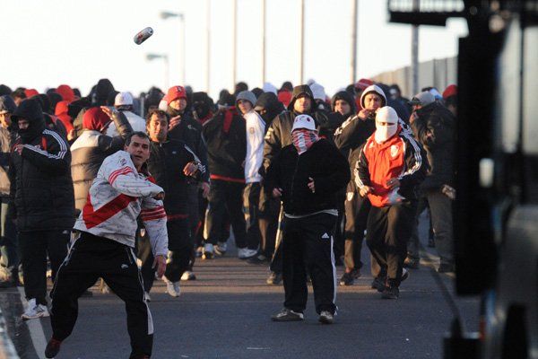 Incidentes en las inmediaciones del estadio de River Plate. Foto: Fernando Sturla/Télam (26/06/20911).