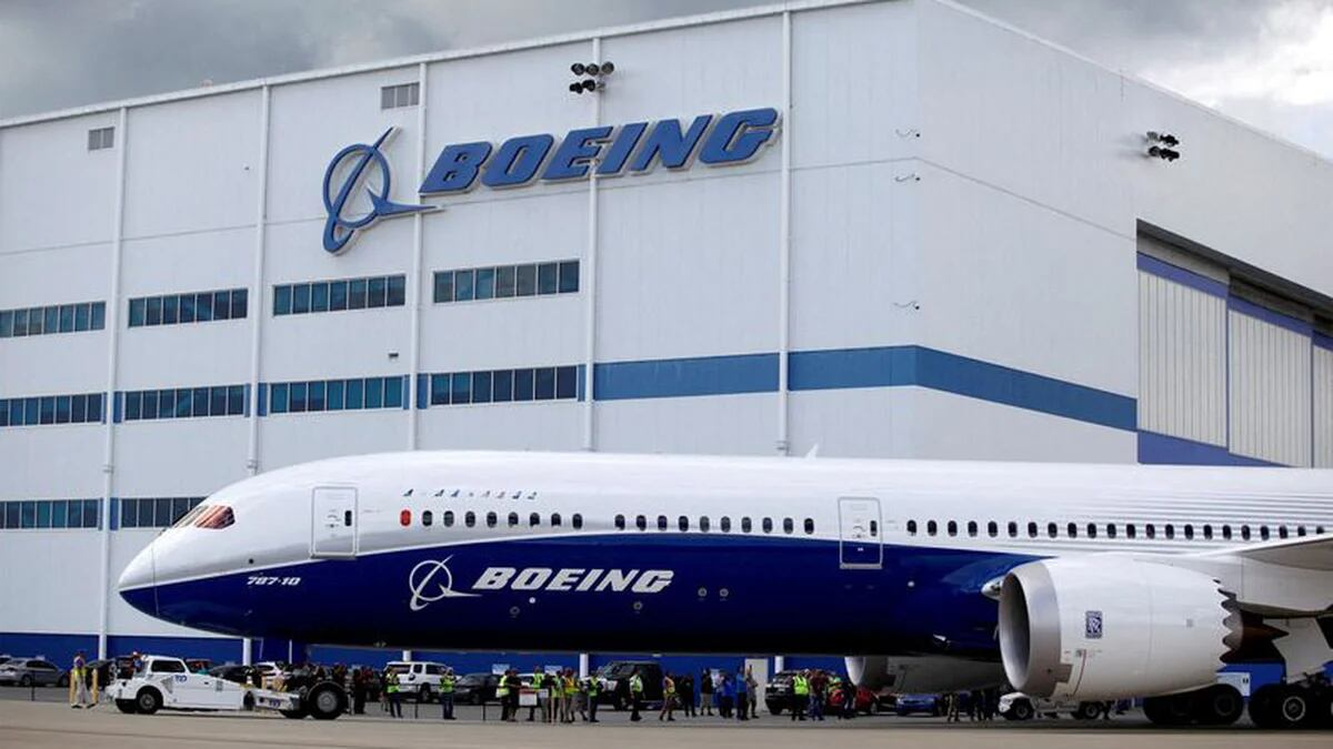 Boeing bajo escrutinio por incidentes sucesivos y ex empleados muertos. Boeing bajo escrutinio por incidentes sucesivos y ex empleados muertos.