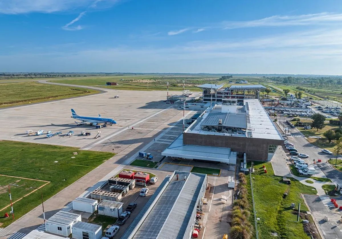 El Aeropuerto de Rosario cerraría por 100 días para renovar su pista. El Aeropuerto de Rosario cerraría por 100 días para renovar su pista. 