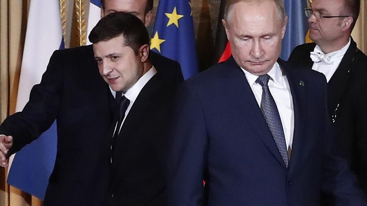 Zelensky, ex humorista, y Putin, ex espía. Zelensky, ex humorista, y Putin, ex espía.