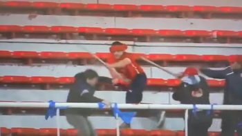 Bebote Álvarez en sus redes había prometido que volvía con todo su grupo este sábado a la noche a la popular Norte, la que históricamente maneja la barra, mostrando banderas que decía haberle robado al jefe oficial, Mario Nadalich. Bebote Álvarez en sus redes había prometido que volvía con todo su grupo este sábado a la noche a la popular Norte, la que históricamente maneja la barra, mostrando banderas que decía haberle robado al jefe oficial, Mario Nadalich.