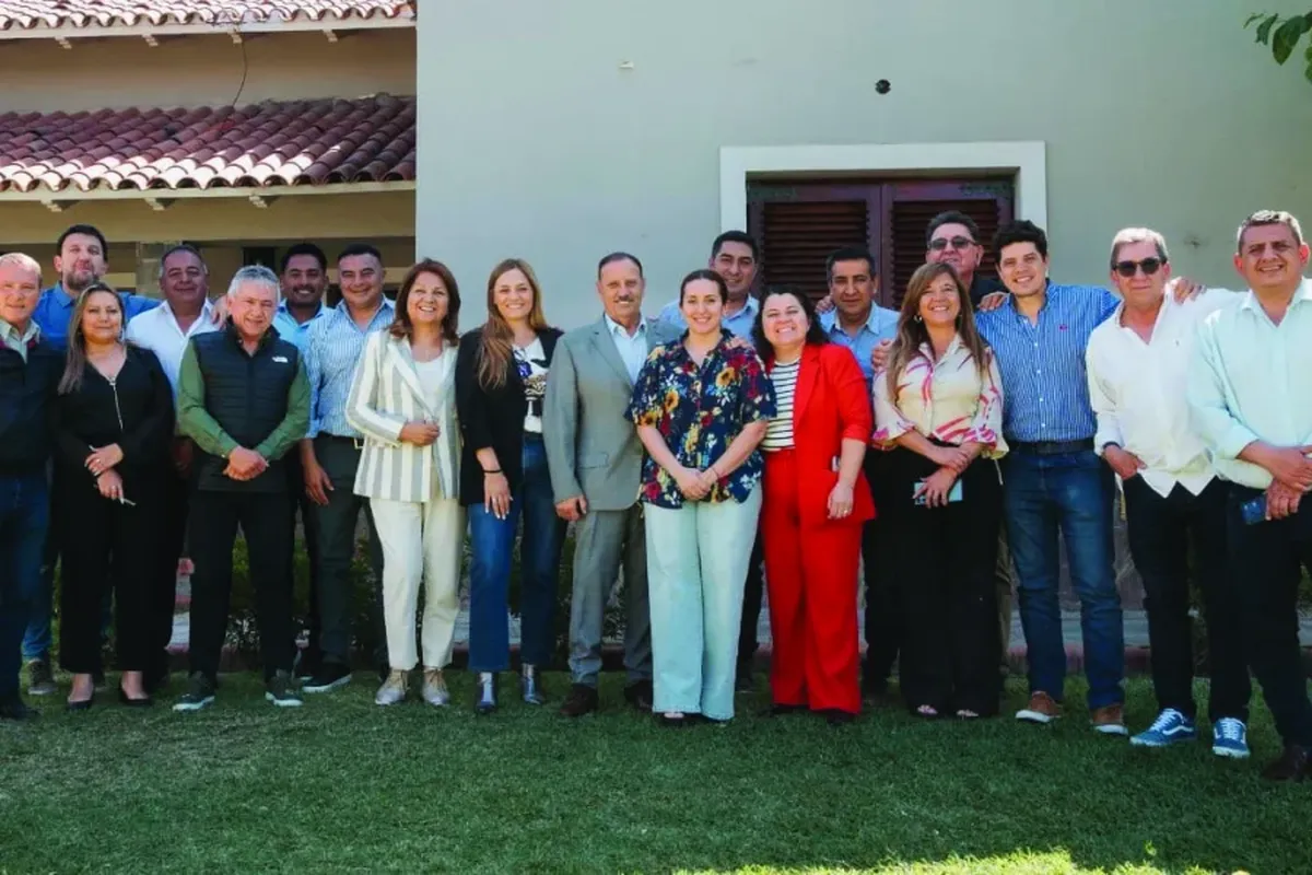 Ricardo Quintela, vicegobernadora e intendentes evaluando qué hacer. Ricardo Quintela, vicegobernadora e intendentes evaluando qué hacer.