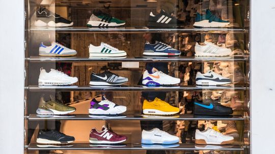 El outlet con zapatillas a precios únicos. El outlet con zapatillas a precios únicos.