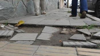 Las veredas en AMBA tienden trampas a adultos mayores y discapacitados