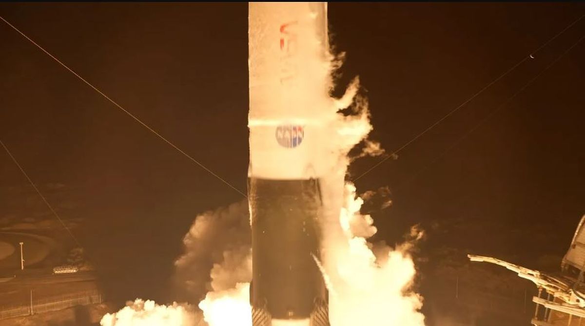 Un cohete Falcon 9 de SpaceX, con una nave espacial Dragon a bordo, transporta a los astronautas hacia la EEI/ Imagen: NASA