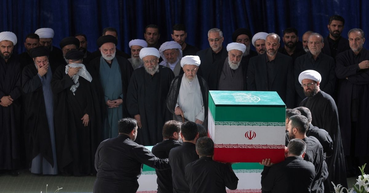 Teherán despidió de forma masiva al ayatolá Ali Khamenei tras el letal ataque de USA e Israel. Sin embargo, todas las miradas se posaron en la llamativa ausencia de Mojtaba, su hijo y sucesor. Círculos íntimos aseguran que quedó desfigurado y con graves heridas tras los bombardeos. ¿Peligra la transición teocrática en Medio Oriente?