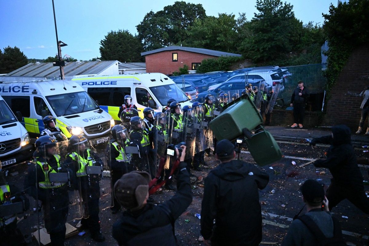 Protestas en Southampton tras la difusión del video del arresto de Henry Nowak. El caso abrió un fuerte debate en Reino Unido sobre la actuación policial y el uso político de la tragedia. Protestas en Southampton tras la difusión del video del arresto de Henry Nowak. El caso abrió un fuerte debate en Reino Unido sobre la actuación policial y el uso político de la tragedia.