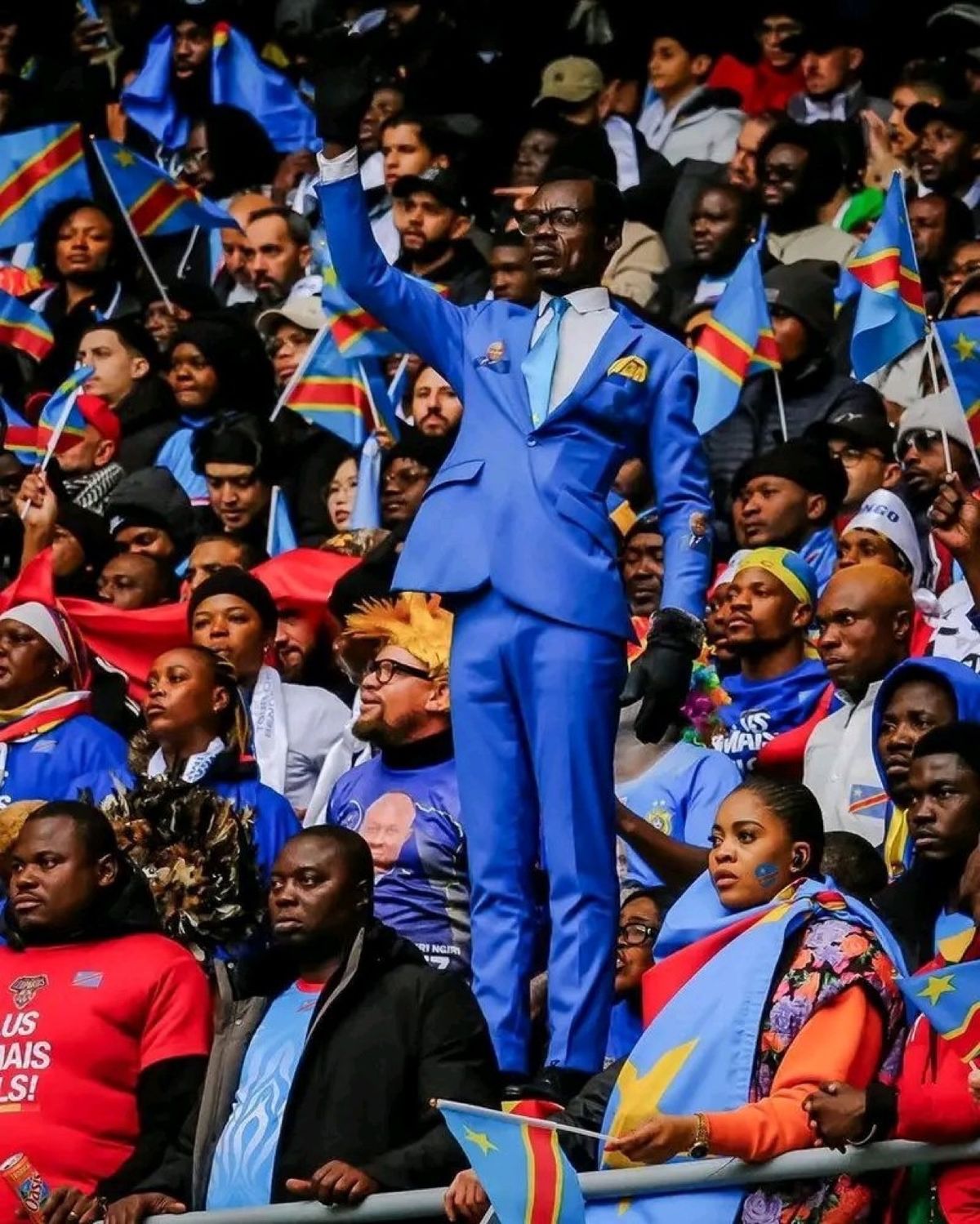 Lumuba, el hincha que honra la memoria del héroe nacional más importante de la independencia del Congo. Lumuba, el hincha que honra la memoria del héroe nacional más importante de la independencia del Congo.