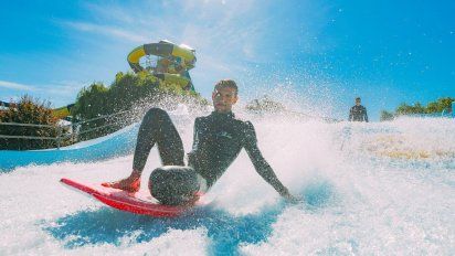 El parque acuático con simulador de surf a kilómetros de CABA